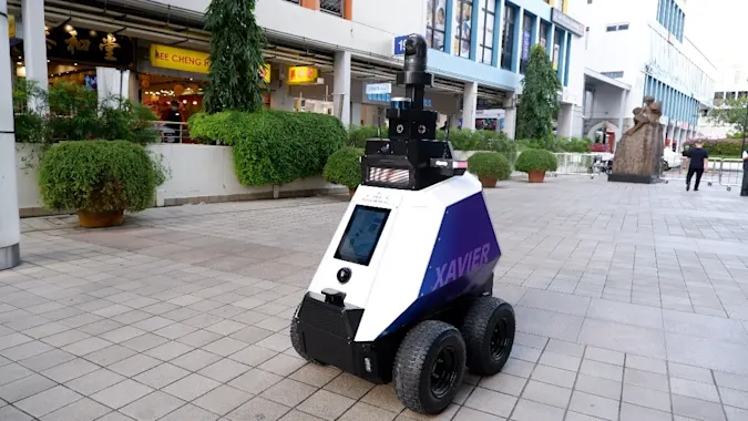 Singapur halka açık alanlara robotlar yerleştirdi!
